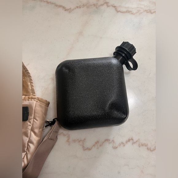US Military Canteen  2 Qt  1994 with wool lined carrying pouch and adj strap - Picture 6 of 10